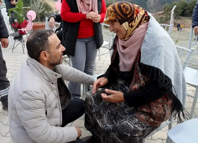 Depremde 11 Yakınını Kaybeden Sanatçı Uğur Aslan, Afetzedelere Desteğini Sürdürüyor