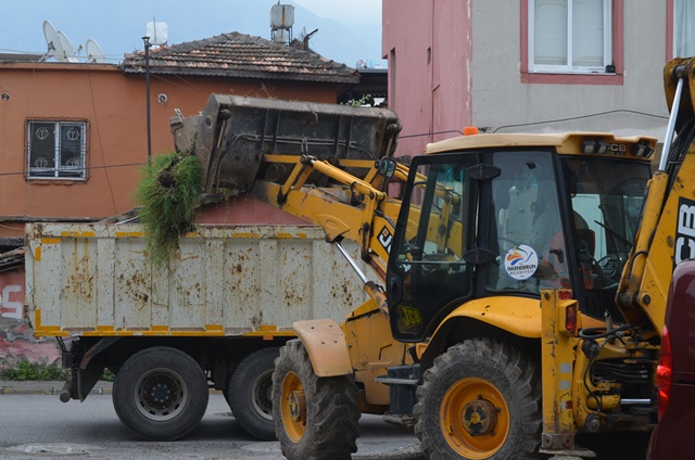 Vatandaş aradı belediye temizledi