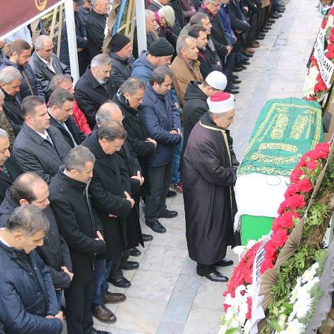 Nazan Savaş Babasını Toprağa Verdi