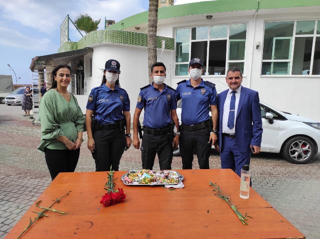 Polis Gadir-i hum bayramı nedeniyle karanfil dağıttı