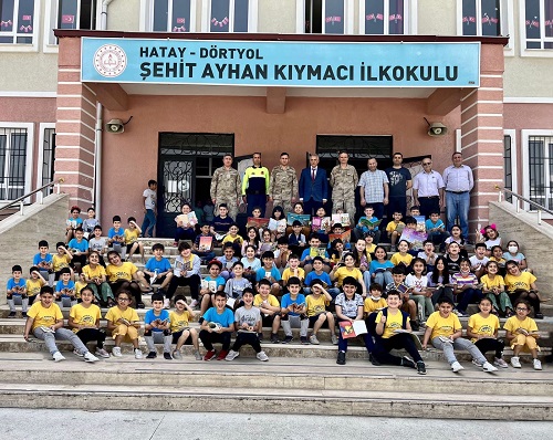 Jandarmadan öğrencilere kitap hediyesi