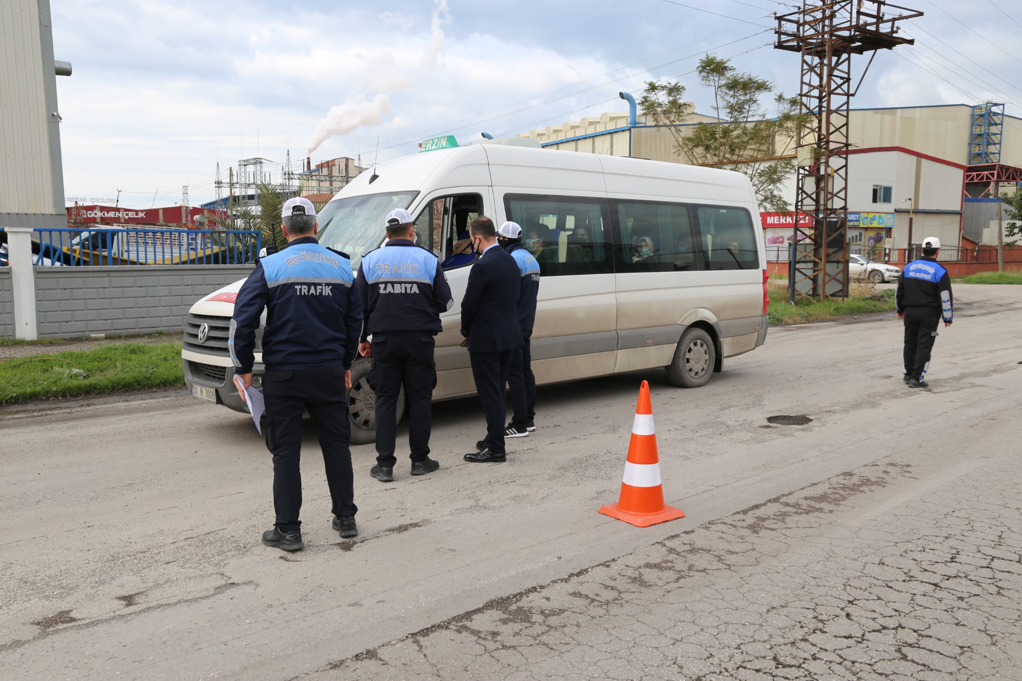 Trafik Zabıtasından araçlara D4 yetki belgesi denetimi