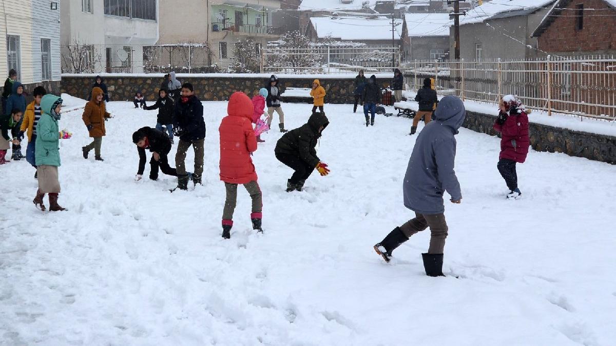 Hassa da olumsuz hava koşulları nedeniyle karne töreni yapılmadı