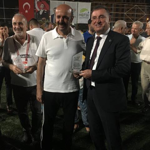 Turnuvada emeği geçenlere plaket