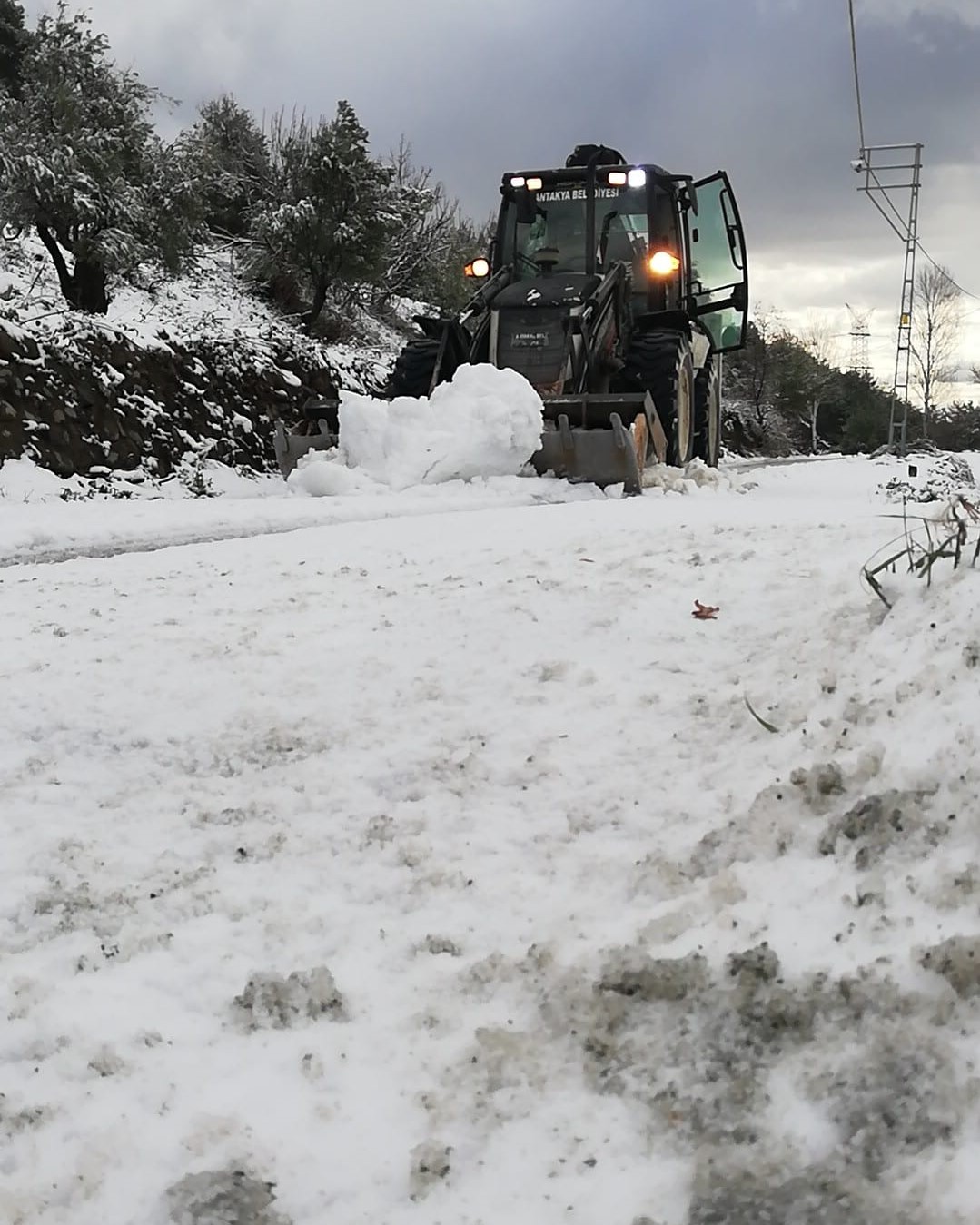 Antakya Belediyesi kanla kaplı yolları ulaşıma açtı