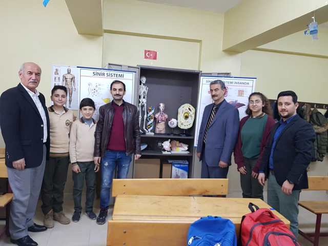 Okula bağışladıkları laboratuvar malzemeleri teslim edildi