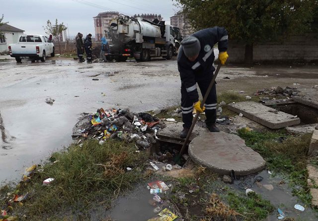 Tıkanan kanallarda çıkan atıklar hayret ettirdi