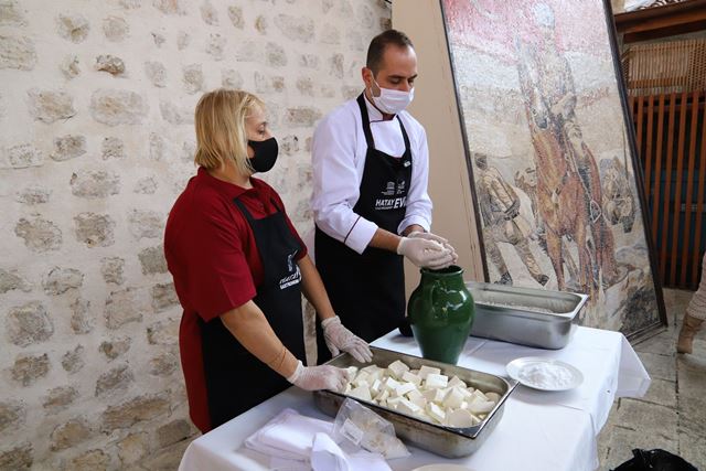 Gastronomi evinde carra peyniri atölyesi