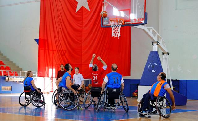 Gönüllülerden Tekerlekli Sandalye Basketbol Gösteri Maçı