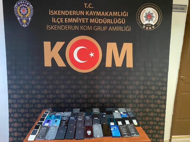 İskenderun da 63 gümrük kaçağı cep telefonu ele geçirildi