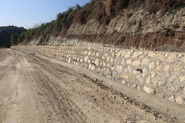 Batıayaz ve Eriklikuyu da taş duvar örme çalışması