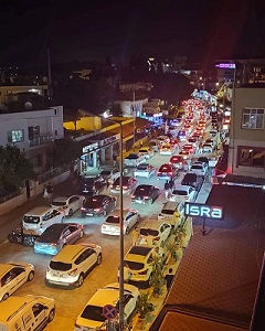 Bayramda Arsuz da iğne atsanız yere düşmez