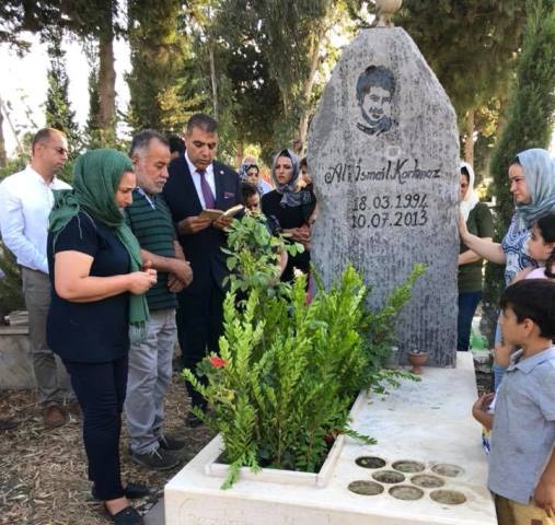 Güzelmansur Korkmazın mezarı başında Kuran okudu