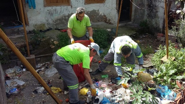 Çevreye pis koku yayan metruk ev temizlendi