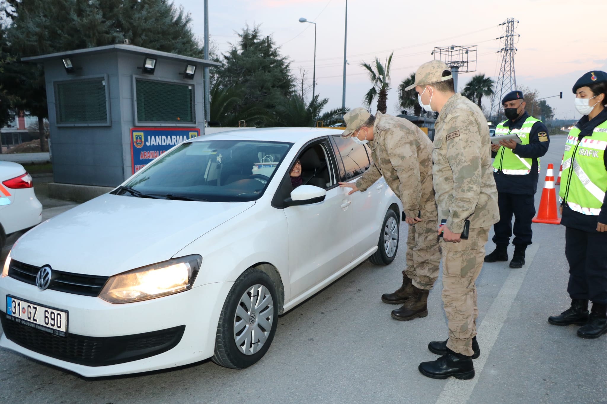 Jandarma sürücülere hediye dağıttı