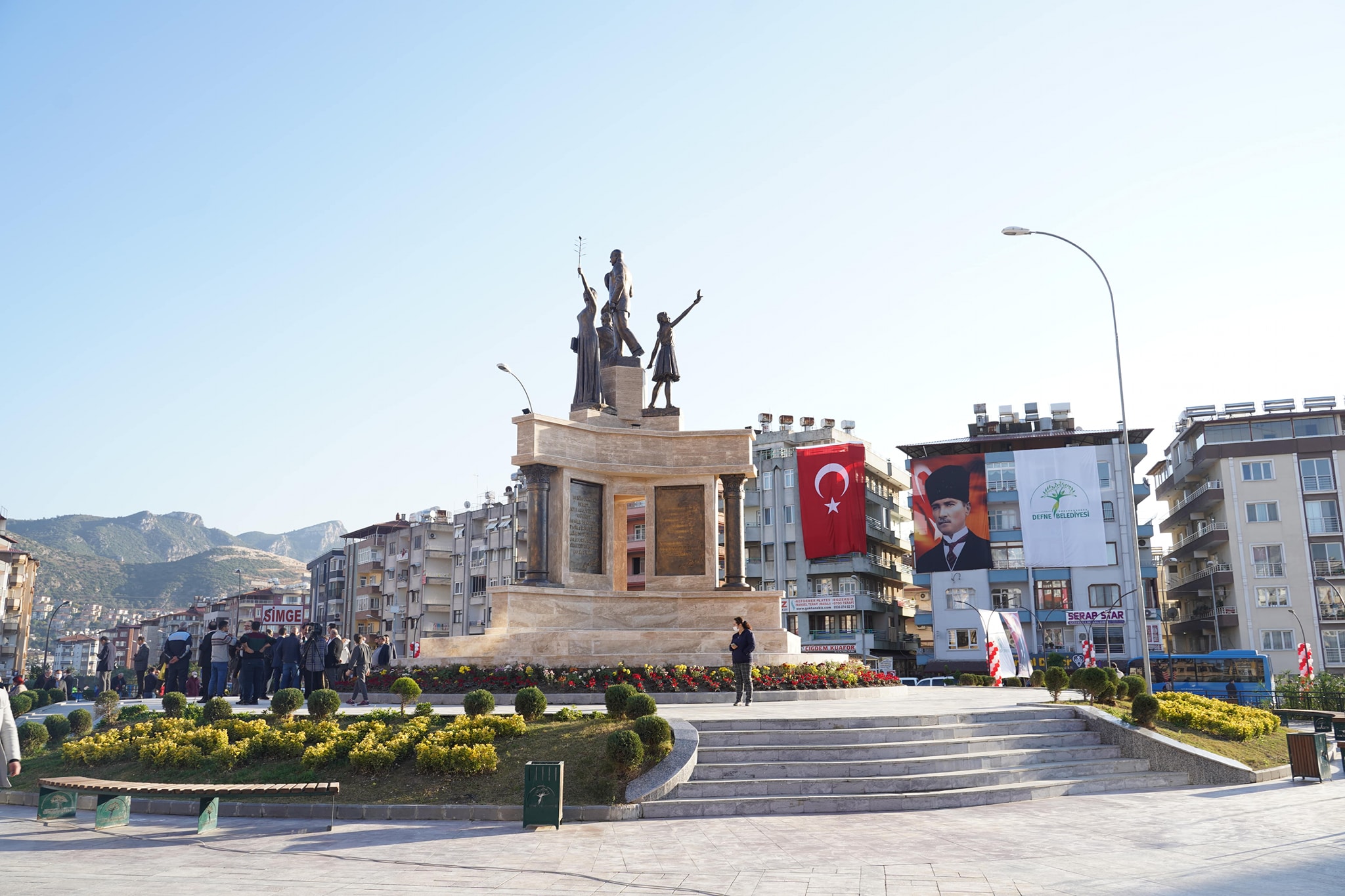 DEFNENİN KALBİNDEKİ ATATÜRK ANITI AÇILDI