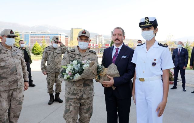 İşlenmiş taş sergisi Arsuz kent meydanında açıldı