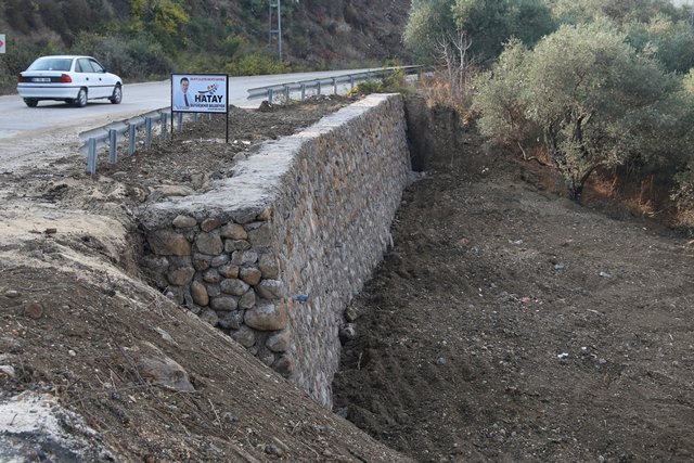 Tehlike arz eden bölgelere taş duvar örülüyor