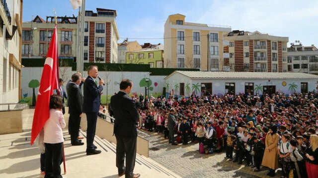 Pazartesi tüm okullarda bayrak töreni yapılacak 