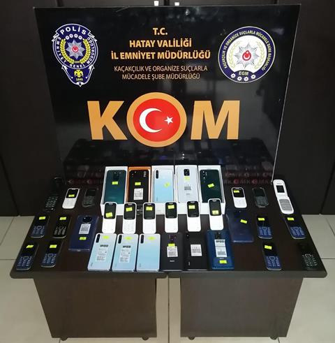 Kaçak cep telefonları ele geçirildi