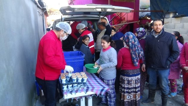 Kızılay Amik Ovasında mağdurlara sıcak yemek dağıttı