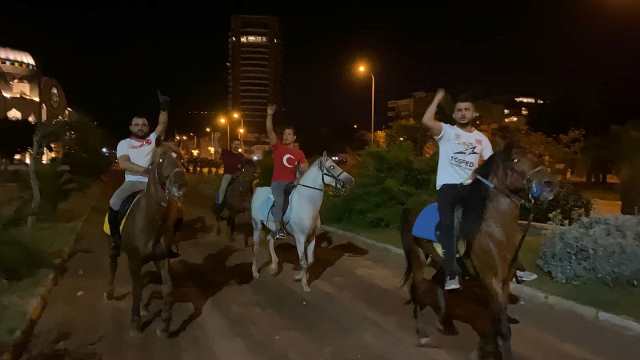 İsraili At üzerinde protesto ettiler