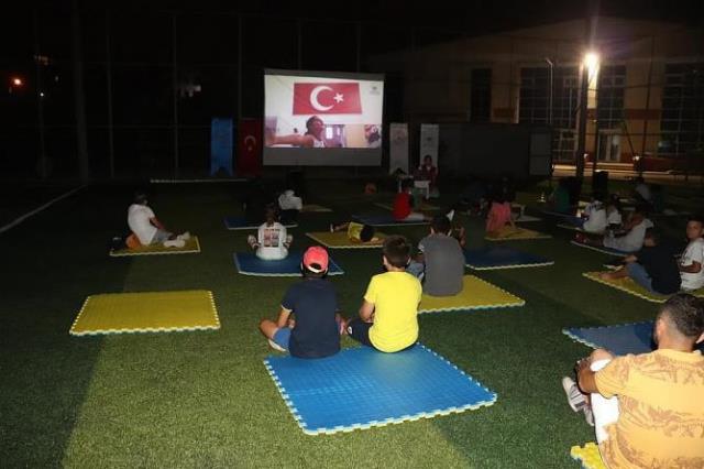 Gençler açık hava sinema sezonunu açtı