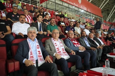 Vali Doğan Sivasspor’un UEFA Europe Lig’i Play -Off Maçını İzledi