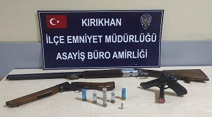 Evinde ruhsatsız tüfek ve tabanca bulunduran şüpheli yakalandı