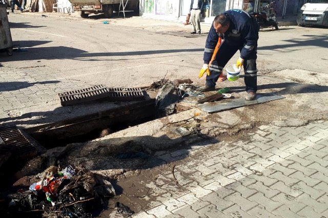 Tıkanan yağmur suyu hatlarında temizlik