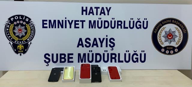 Maket cep telefonlarını gerçekmiş gibi pazarladığı iddia edilen 3 şüpheli yakalandı