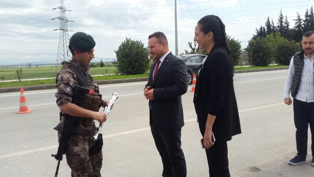 Görevi başındaki polisleri unutmadılar