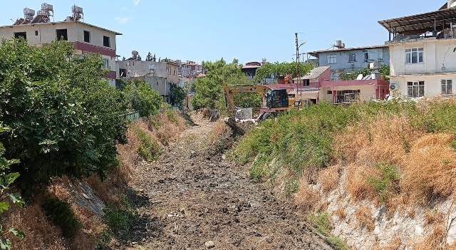 Sel riskine karşı dereler temizleniyor