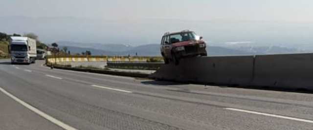 Otomobil refüjdeki beton bloka çıktı