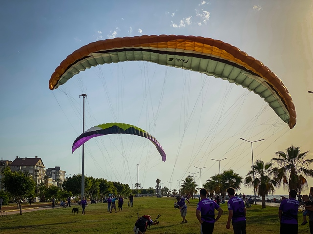 İskenderun sahili paraşütle renkleniyor