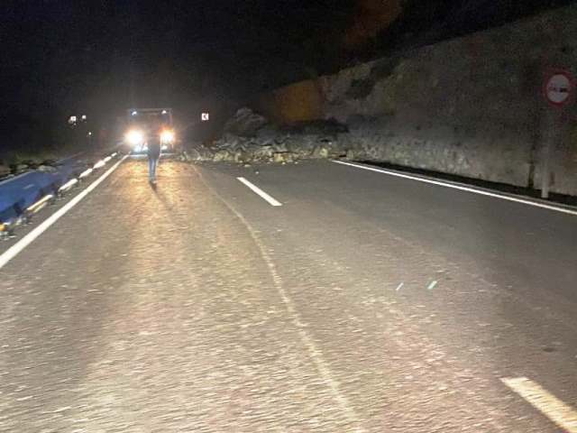 Samandağ Arsuz yolu heyelan nedeniyle trafiğe kapatıldı