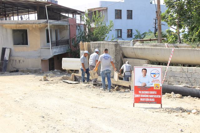 Fen işleri ekipleri hummalı çalışmalarını sürdürüyorlar