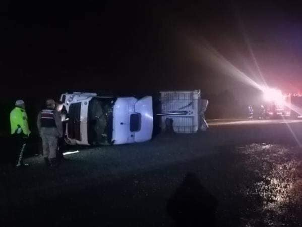 Erzin İlçesinde devrilen TIR ın sürücüsü yaralandı