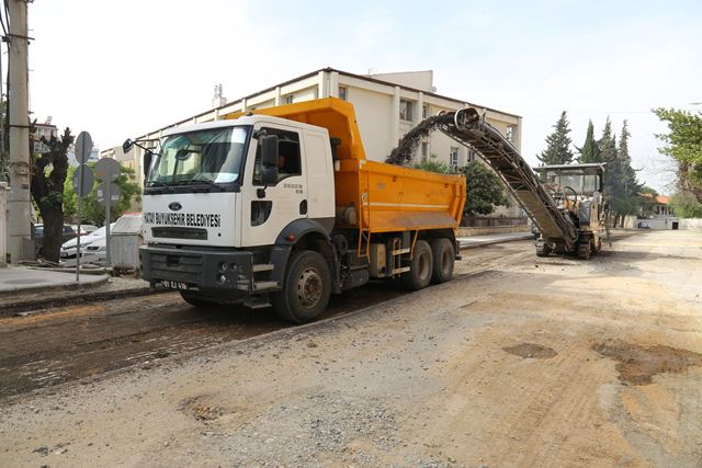 HBB Tam kapanma zamanında yolları yeniliyor 