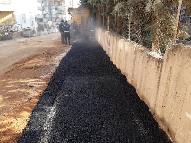 Antakya Belediyesi bozulan yolları asfaltlıyor