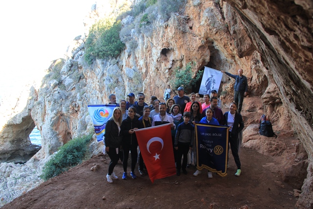 Türk Bayrağı 43 bin yaşındaki Üç Ağızlı Mağara da 