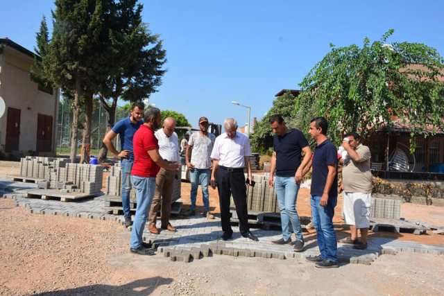 Parke taşı döşeme çalışmalarını yerinde inceledi