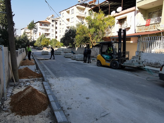 Asfaltı tamamlanan sokakların kaldırımları yenileniyor