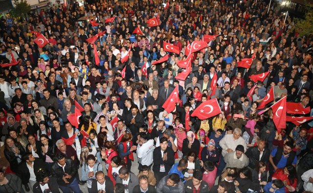 Antakyalılar halkın başkanını bağrına bastı