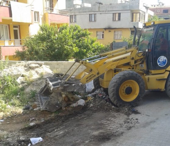 Antakya Belediyesinden moloz kaldırma çalışması