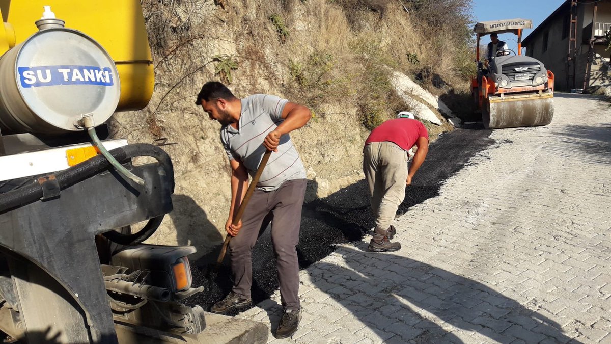 Antakya Belediyesi Karlısu’nun bozulan yollarını onarıyor