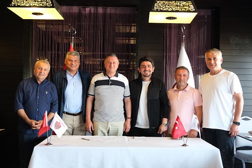 Hatayspor'da sportif direktör Taner Savut açıklandı