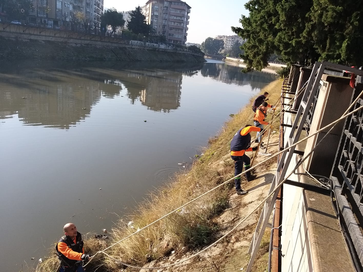 Asi Nehrindeki çöp ve atıklar temizleniyor