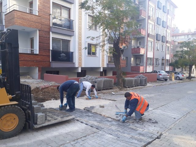 Antakya Belediyesi bozulan parkeleri onarıyor