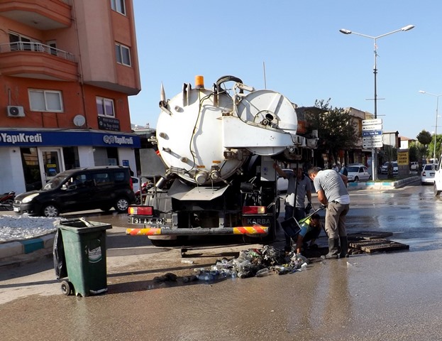 Yağmursuyu ızgaralarına atılan çöpler temizlendi